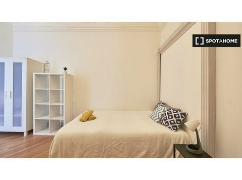 Chambre soignée à louer dans un appartement de 13 chambres… - À louer