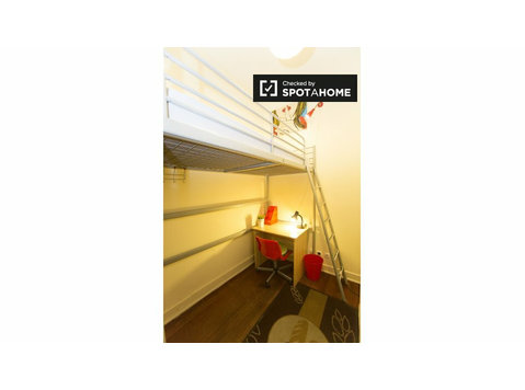 Chambre soignée à louer dans un appartement de 6 chambres à… - À louer