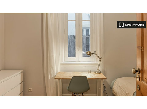 Ordentliches Zimmer zur Miete in 7-Zimmer-Wohnung in… - Zu Vermieten