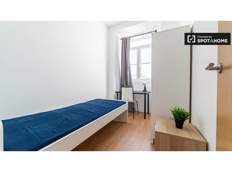 Tidy room for rent in 9-bedroom apartment in Benfica - เพื่อให้เช่า