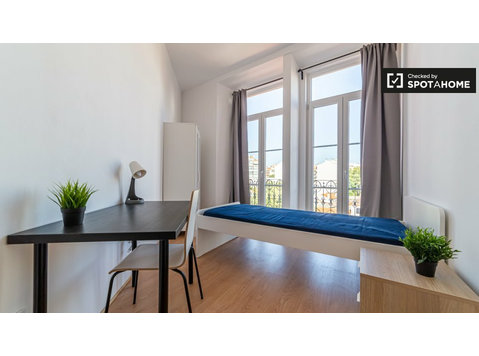 Tidy room for rent in 9-bedroom apartment in Benfica - 空室あり