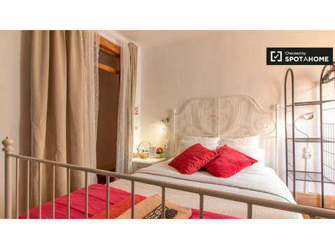 Tidy room in 4-bedroom apartment in Graça e São Vicente - Аренда