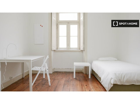 Santo António, Lisboa'da 6 yatak odalı dairede düzenli oda - Kiralık