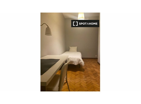 Traditional room for rent in 5-bedroom apartment in Arroios - เพื่อให้เช่า
