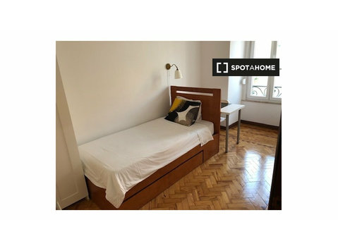 Traditionelles Zimmer zu vermieten in 5-Zimmer-Wohnung in… - Zu Vermieten
