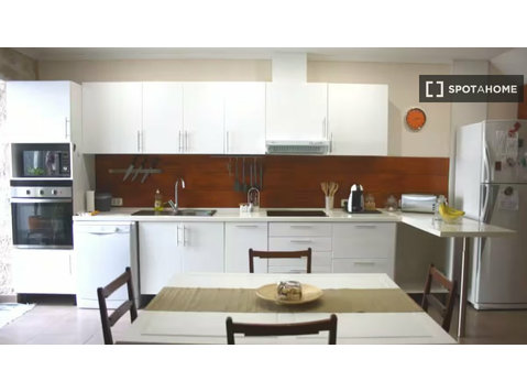 Se alquila piso de 2 habitaciones en Almada - Pisos