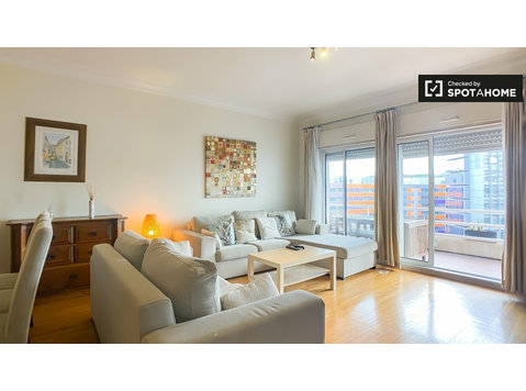 Apartamento de 3 dormitorios en alquiler en Algés, Lisboa - Pisos