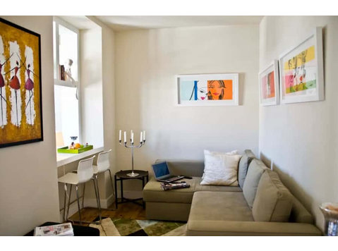 Apartamento Romântico de 2 Quartos - Campolide - Апартаменти