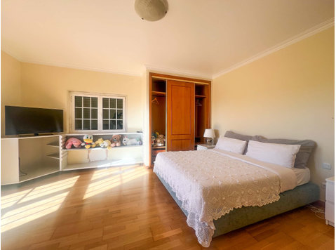 Beautiful double room with terrace in Mafra - R3 - Leiligheter