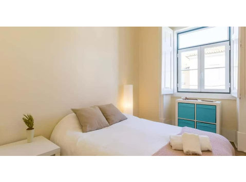 Bedroom for rent in 6-bedroom house in Parede - Room Fortune - Apartamentos