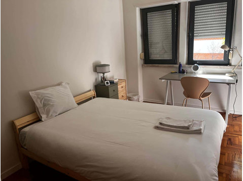 Bedroom in a 4-bedroom apartment in Rua da Beneficência,… - Apartemen