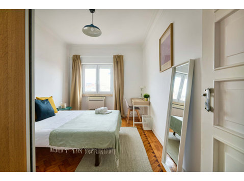 Bedroom in a 5-bedroom apartment in R. Infante D. Pedro,… - குடியிருப்புகள்  