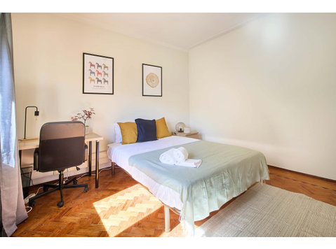 Bedroom in a 8-bedroom apartment in R. Diogo Couto, Lisbon… - குடியிருப்புகள்  