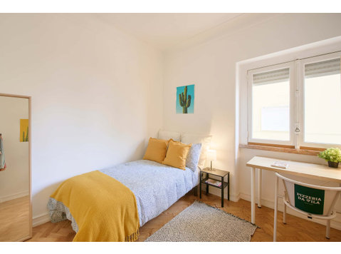 Bedroom in a shared apartment in Lisbon - Room 2 - Apartments