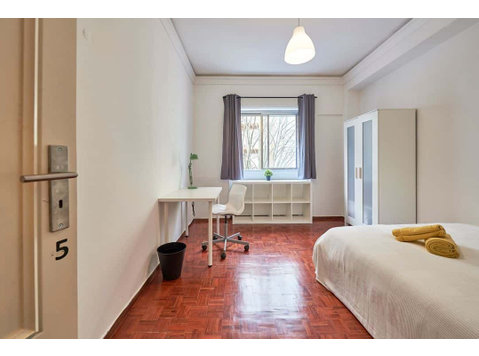Bright double bedroom in Marquês de Pombal - Room 5 - Apartments