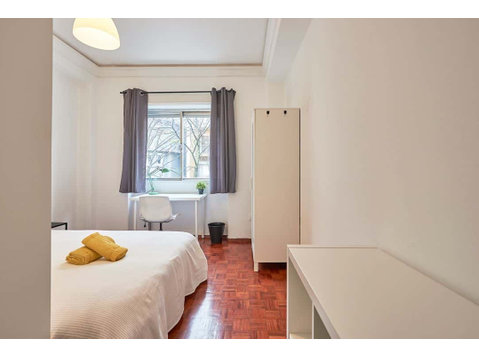 Bright double bedroom in Marquês de Pombal - Room 6 - アパート