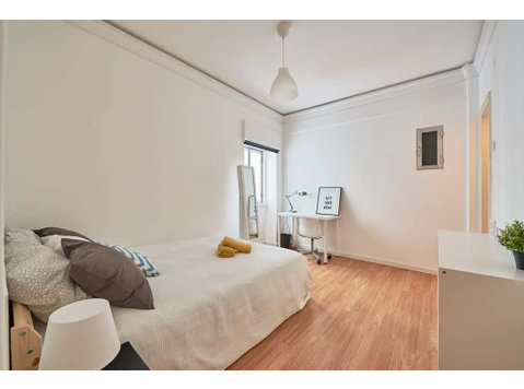 Bright double bedroom in Marquês de Pombal - Room 8 - آپارتمان ها