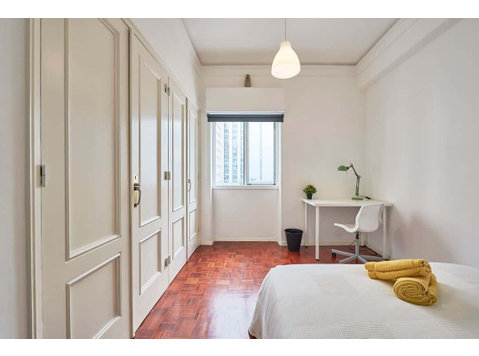 Bright double bedroom in Marquês de Pombal - Room 9 - Byty