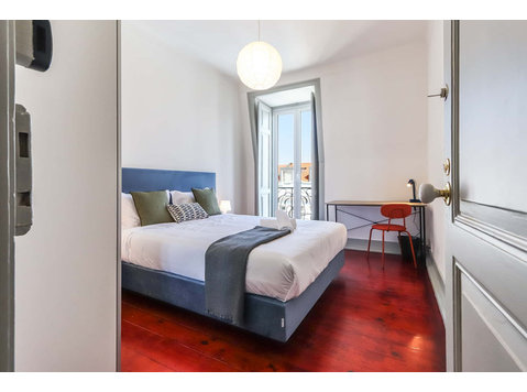 Bright double bedroom with balcony in Campo de Ourique -… - Leiligheter