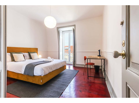 Bright double bedroom with balcony in Campo de Ourique -… - Апартаменти