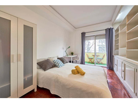 Bright double bedroom with balcony in Marquês de Pombal -… - Apartamentos