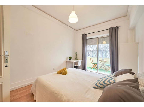 Bright double bedroom with balcony in Marquês de Pombal -… - Станови