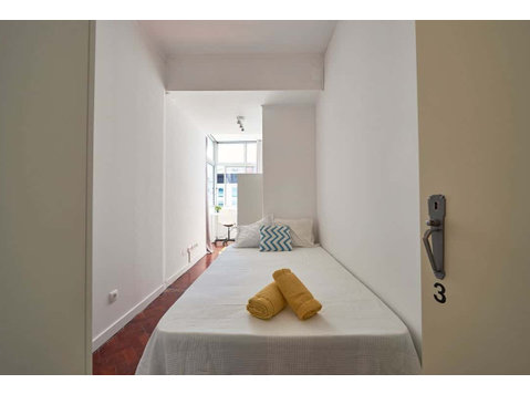 Bright double bedroom with balcony in Saldanha - Room 3 - Apartments