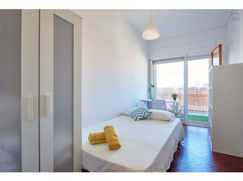 Bright double bedroom with balcony in Saldanha - Room 6 - アパート