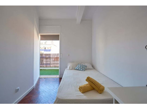 Bright double bedroom with balcony in Saldanha - Room 7 - Apartments