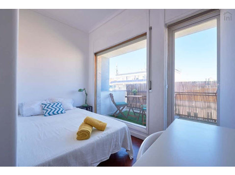 Bright double bedroom with balcony in Saldanha - Room 8 - Wohnungen