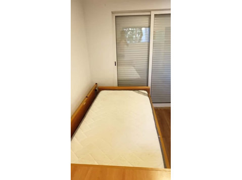 Bright double room w/ balcony in a 5 bedroom apartment in… - 	
Lägenheter