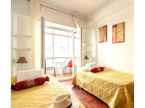 Bright room with private balcony in a 4-bedroom apartment… - 公寓
