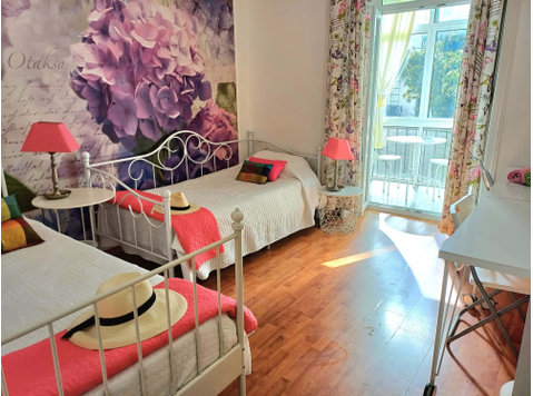 Bright room with private balcony in a 5-bedroom apartment -… - Apartman Daireleri