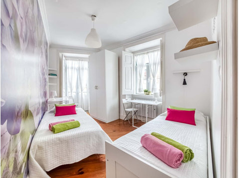 Bright room with private balcony in a 7-bedroom apartment… - Apartamente