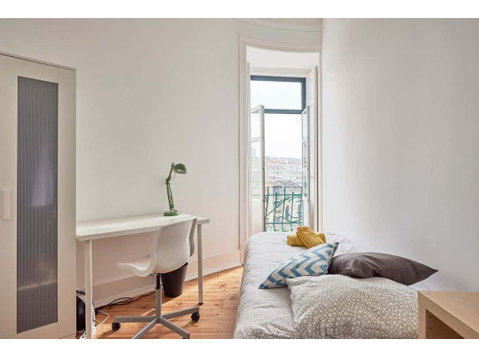 Bright single bedroom with balcony in Arroios - Room 3 - آپارتمان ها