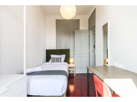 Bright single bedroom with balcony in Campo de Ourique -… - Apartments