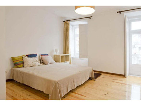 Bright twin bedroom with balcony in Praça de Espanha - Room… - Apartments