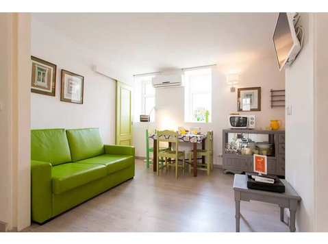Charming 2BR Apt w/ workspace at the heart of Alfama - Apartments