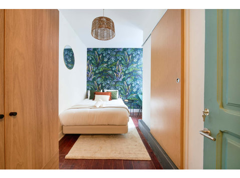 Cheerful room with private bathroom in Arroios - Room 6 - Apartamente
