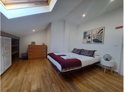 Comfortable bedroom in a 7-bedroom apartment in Rua Quirino… - Apartments