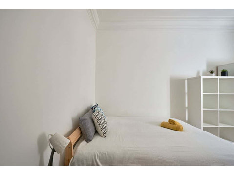Comfortable double bedroom in Marquês de Pombal - Room 10 - Apartments
