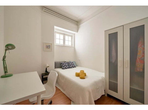 Comfortable double bedroom in Marquês de Pombal - Room 13 - Apartmány