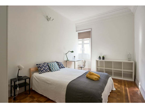 Comfortable double bedroom in Marquês de Pombal - Room 5 - Lakások