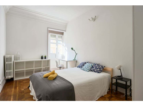 Comfortable double bedroom in Marquês de Pombal - Room 6 - Leiligheter