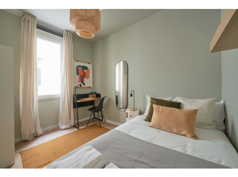 Comfortable double bedroom in a 12-bedroom apartment in… - Appartementen