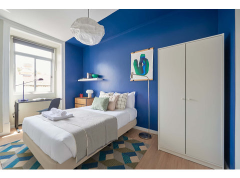 Comfortable double bedroom in a 12-bedroom apartment in… - 	
Lägenheter