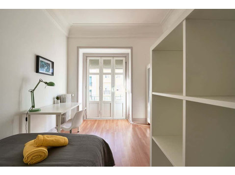 Comfortable double bedroom with balcony in Marquês de… - Appartements