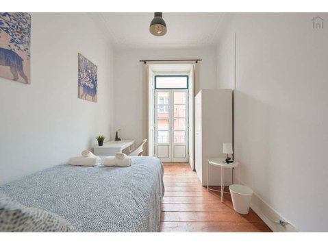 Comfortable double bedroom with balcony in a 3-bedroom… - Апартаменти