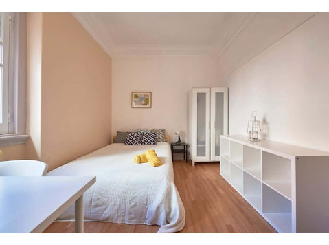 Comfortable double bedroom with private bathroom in Marquês… - Wohnungen