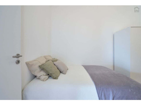 Comfortable double interior bedroom in Alameda - Room 4 - Apartments